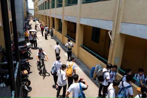 Siswa berjalan di dalam kampus Commonwealth High School, di Kota Quezon, Metro Manila, Filipina, 18 April 2024. REUTERS 