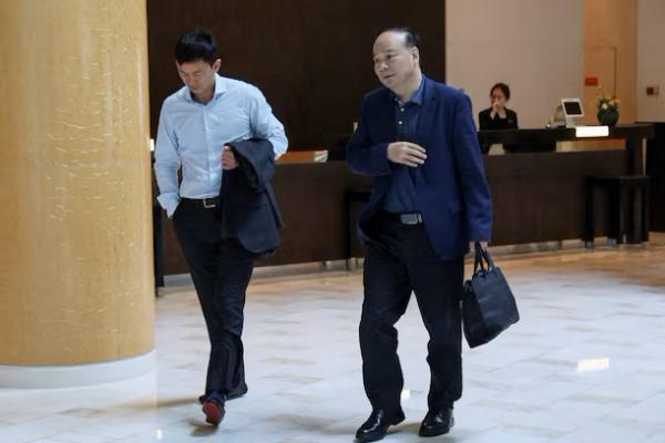 Robin Zeng, ketua raksasa baterai Tiongkok CATL, berjalan di sebuah hotel tempat CEO Tesla Elon Musk menginap, di Beijing, Tiongkok, 29 April 2024. REUTERS 