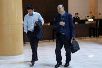 Robin Zeng, ketua raksasa baterai Tiongkok CATL, berjalan di sebuah hotel tempat CEO Tesla Elon Musk menginap, di Beijing, Tiongkok, 29 April 2024. REUTERS