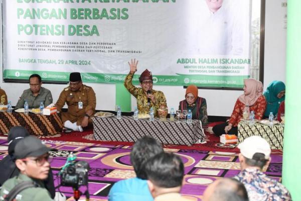 Menteri Desa Pembangunan Daerah Tertinggal dan Transmigrasi (Mendes PDTT), Abdul Halim Iskandar saat Lokakarya Ketahanan Pangan berbasis Potensi Desa di Desa Air Mesu, Bangka Tengah, Kepulauan Bangka Belitung, Senin (29/4/2024). (Foto: Humas Kemendes PDTT) 