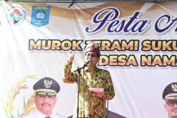 Menteri Desa Pembangunan Daerah Tertinggal dan Transmigrasi (Mendes PDTT), Abdul Halim Iskandar menghadiri pesta adat Murok Jerami atau panen raya di Desa Namang, Kabupaten Bangka Tengah, Kepulauan Bangka, Senin (29/4/2024). (Foto: Humas Kemendes PDTT) 