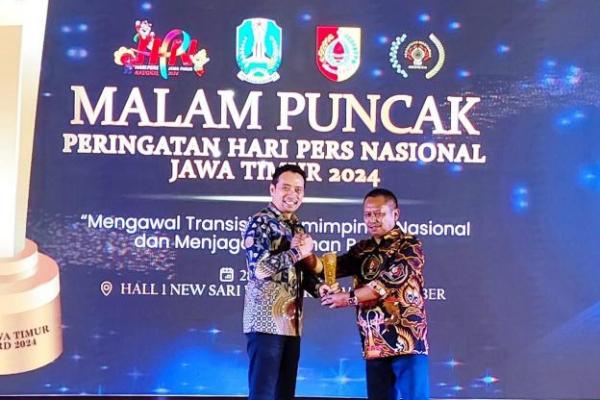 Penganugerahan Special Award untuk Ketua DPD RI AA LaNyalla Mahmud Mattalitti dari PWI Jawa Timur. 