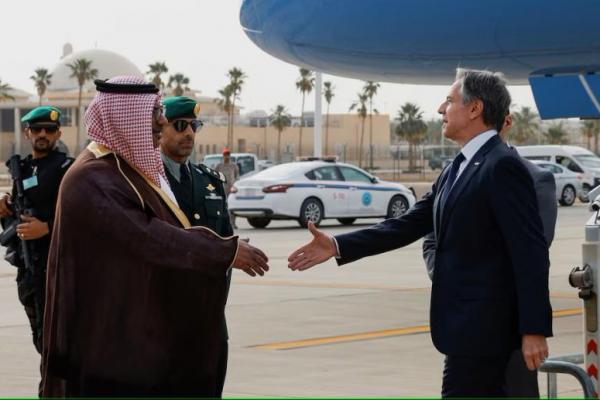 Menteri Luar Negeri Antony Blinken disambut oleh Direktur Urusan Protokol Kementerian Luar Negeri Saudi Mohammed Al-Ghamdi di Riyadh, Arab Saudi 29 April 2024. REUTERS 