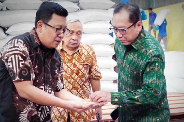 Kepala Badan Pangan Nasional atau National Food Agency (NFA) Arief Prasetyo Adi meninjau Gudang Perum Bulog Pegambiran Cirebon, Jawa Barat,  Minggu (28/4/2024).(foto:NFA) 
