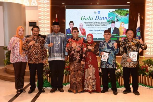 Menteri Desa Pembangunan Daerah Tertinggal dan Transmigrasi (Mendes PDTT) Abdul Halim Iskandar (tengah) menghadiri Gala Dinner di Rumah Jabatan Gubernur Provinsi Bangka Belitung, Senin (29/4/2024). (Foto: Humas Kemendes PDTT) 