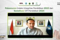 Mendikbudristek), Nadiem Anwar Makarim memberikan sambutan pada Peluncuran Indeks Integritas 2023 dan Sosialisasi SPI Pendidikan 2024 secara daring, Selasa (30/4). (Foto: Kemendikbudristek)