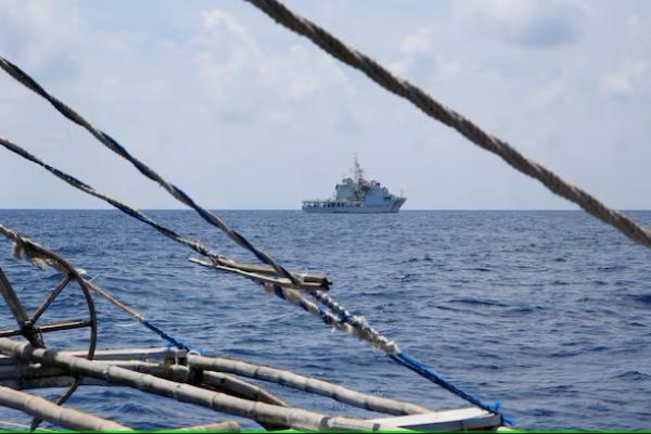 Kapal Penjaga Pantai Tiongkok terlihat dari kapal nelayan Filipina di Scarborough Shoal yang disengketakan pada 6 April 2017. REUTERS 