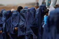 Perempuan pengungsi Afghanistan berdiri menunggu untuk menerima bantuan tunai untuk pengungsi di Kabul, Afghanistan, 28 Juli 2022. REUTERS