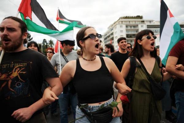 Para pengunjuk rasa meneriakkan slogan-slogan saat unjuk rasa memperingati May Day, di Athena, Yunani, 1 Mei 2024. REUTERS 