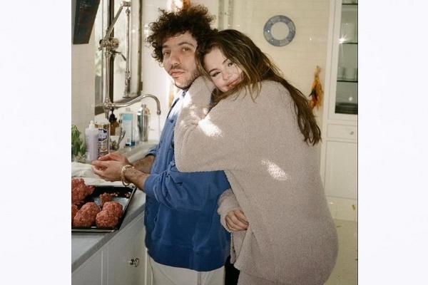 Benny Blanco Kejutkan Selena Gomez dengan Steak Favorit Buatannya Sendiri