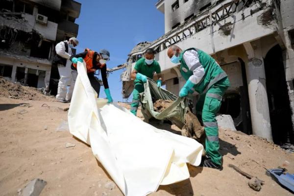 Tim penyelamat dan petugas medis mencari mayat di dalam Rumah Sakit Al Shifa yang rusak setelah pasukan Israel mundur dari RS tersebut, di Kota Gaza 8 April 2024. REUTERS 