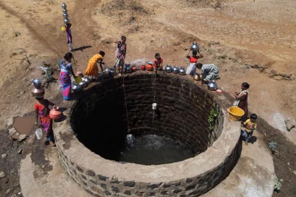 Pemandangan drone yang menunjukkan perempuan mengambil air dari sumur di hari yang panas di Kasara, India, 1 Mei 2024. REUTERS 