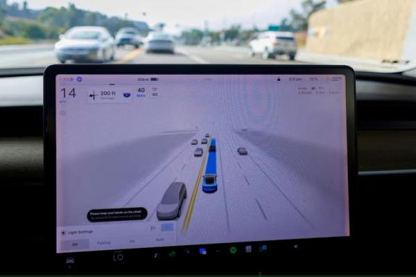 Kendaraan Tesla Model 3 memperingatkan pengemudi untuk tetap memegang kemudi saat berkendara menggunakan FSD di Encinitas, California, AS, 18 Oktober 2023. REUTERS 