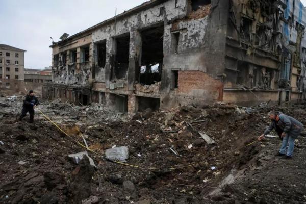 Seorang prajurit Ukraina berjalan di dekat bangunan yang hancur, di kota garis depan Chasiv Yar di wilayah Donetsk, Ukraina 5 Maret 2024. REUTERS 