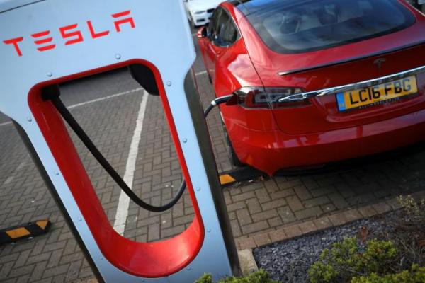 Sebuah mobil Tesla dikenakan biaya di dealer Tesla di West Drayton, tepat di luar London, Inggris, 7 Februari 2018. REUTERS 