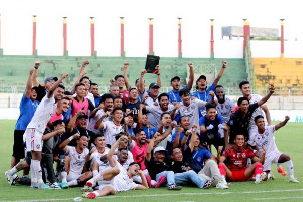 Arema FC merayakan kesuksesannya bertahan di Liga 1 musim depan 