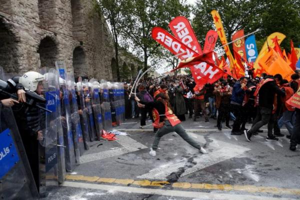 Para pengunjuk rasa bentrok dengan polisi antihuru-hara di Lapangan Taksim untuk merayakan May Day di Istanbul, Turki 1 Mei 2024. REUTERS 