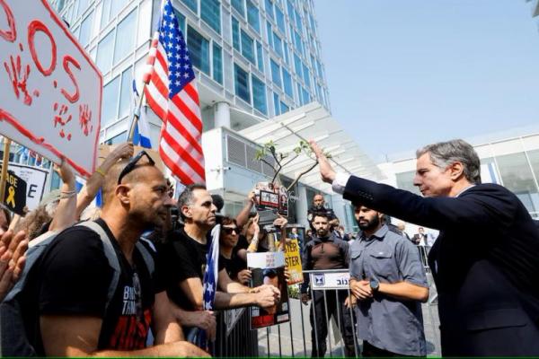 Menteri Luar Negeri Antony Blinken bertemu dengan keluarga sandera yang diculik Hamas, di luar sebuah hotel, di Tel Aviv, Israel, 1 Mei 2024. REUTERS 