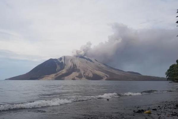Gunung berapi Gunung Ruang memuntahkan material vulkanik saat terjadi letusan seperti yang terlihat dari Tagulandang di Sitaro, provinsi Sulawesi Utara, Indonesia, 1 Mei 2024. Handout via REUTERS 