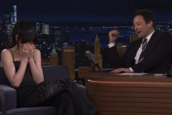 Anne Hathaway dan Jimmy Fallon di acara Tonight Show. (FOTO: TONIGHT SHOW) 