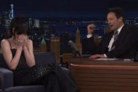 Anne Hathaway dan Jimmy Fallon di acara Tonight Show. (FOTO: TONIGHT SHOW)