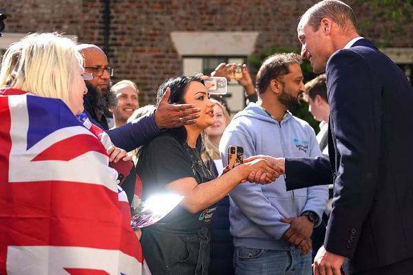 Walkabout Dadakan, Pangeran William Berbagi Kabar Terbaru tentang Kate Middleton dan Tiga Anaknya