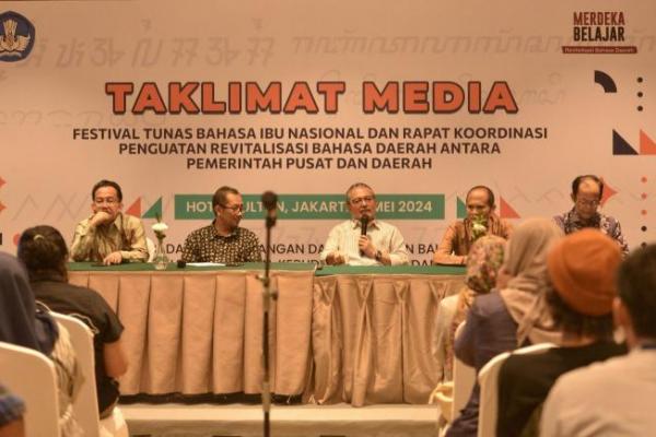 Badan Pengembangan dan Pembinaan Bahasa (Badan Bahasa) Kemendikbudristek E. Aminudin Aziz (tengah) dalam Taklimat Media di Jakarta, Rabu (1/5/24). (Foto: Ist) 