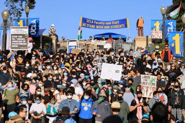 Orang-orang berkumpul di Universitas California Los Angeles, di Los Angeles, California, AS, 1 Mei 2024. REUTERS 