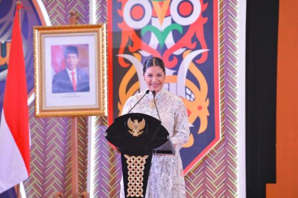 Ketua Umum DWP, Franka Makarim dalam pembukaan Festival Tunas Bahasa Ibu (FTBI) Tahun 2024 di Jakarta, Kamis (2/5). (Foto: Kemendikbudristek) 