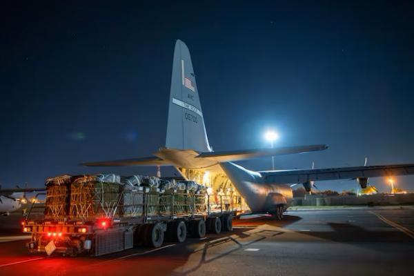 Lebih dari 38.000 makanan siap saji dan air yang ditujukan untuk penerjunan udara di Gaza di lokasi yang dirahasiakan, 1 Maret 2024. Handout melalui REUTERS 