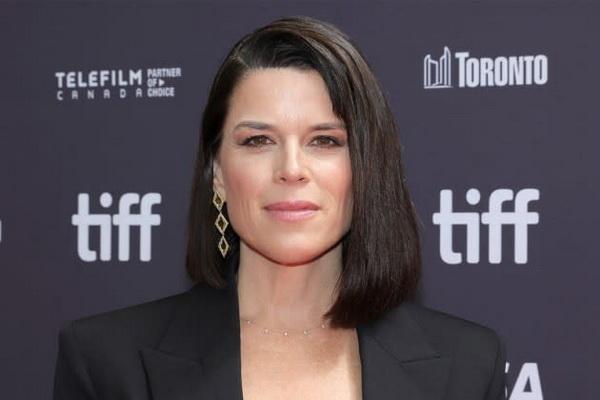 Neve Campbell Senang Kembali ke Film Waralaba Scream 7.  (FOTO: GETTY IMAGE) 