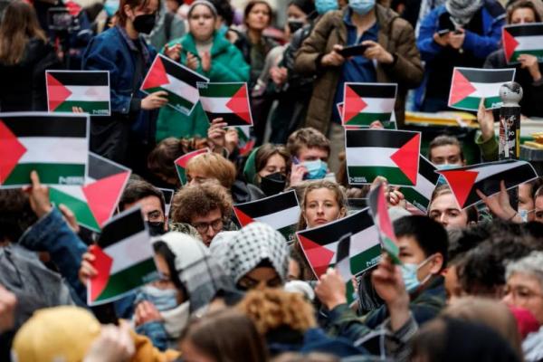Pemuda mengambil bagian dalam pendudukan jalan di depan gedung Universitas Sciences Po untuk mendukung warga Palestina di Gaza, di Paris, Prancis, April 26, 2024. REUTERS 