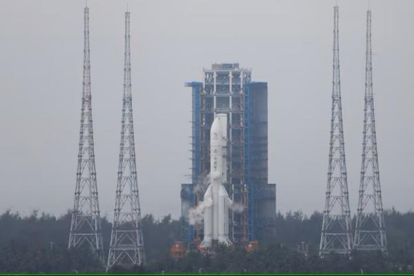 Pesawat luar angkasa China dan kombinasi roket pembawa Long March-5 Y8 berada di atas landasan peluncuran di Situs Peluncuran Luar Angkasa Wenchang di provinsi Hainan, Tiongkok 3 Mei 2024. REUTERS 