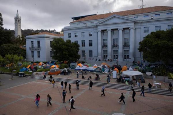 Para mahasiswa menghadiri perkemahan protes untuk mendukung warga Palestina di Berkeley, AS, 25 April 2024. REUTERS 