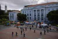 Berkeley Lepas Tangan terhadap Protes Mahasiswa, UCLA Justru Melibatkan Polisi
