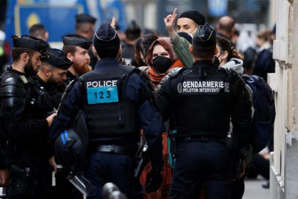 Para pengunjuk rasa yang mendukung warga Palestina di Gaza dikawal oleh pasukan polisi selama evakuasi Universitas Sciences Po, di Paris, Prancis, 3 Mei 2024. REUTERS 
