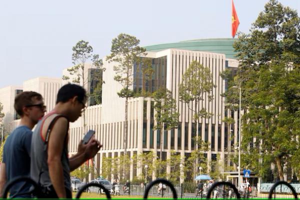 Wisatawan berjalan melewati gedung Majelis Nasional Vietnam di Hanoi, Vietnam, 16 September 2016. REUTERS 