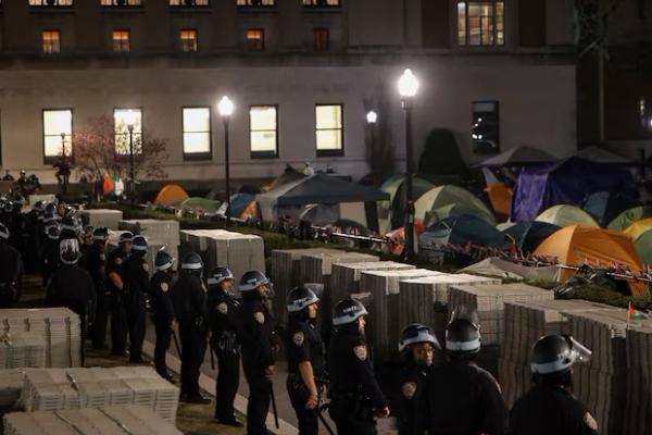 Polisi berjaga di dekat perkemahan pengunjuk rasa yang mendukung warga Palestina di halaman Universitas Columbia, di New York City, AS, 30 April 2024. REUTERS 