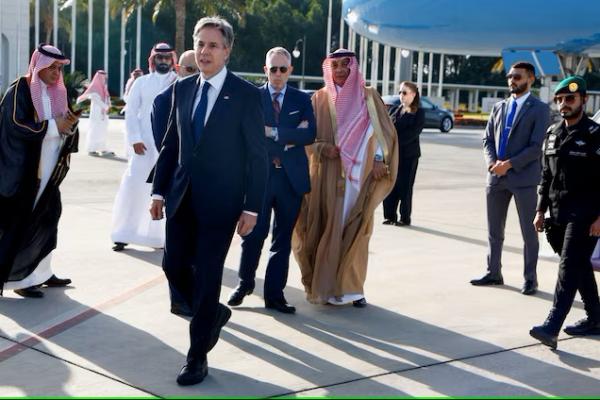 Menteri Luar Negeri AS Antony Blinken berjalan saat dia tiba di Jeddah, Arab Saudi, 20 Maret 2024. REUTERS 