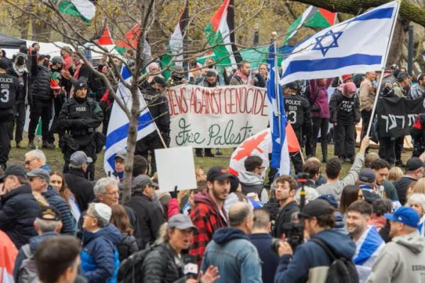 Polisi berdiri di antara pengunjuk rasa dan perkemahan protes untuk mendukung warga Palestina, di kampus Universitas McGill di Montreal, Quebec, Kanada 2 Mei 2024. REUTERS 
