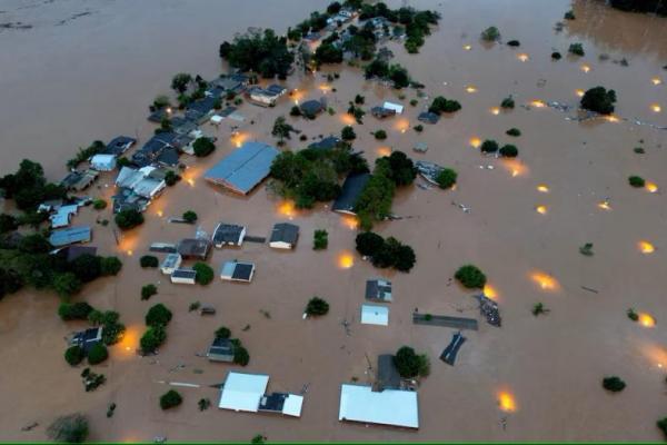 Pemandangan drone menunjukkan rumah-rumah di daerah banjir di sebelah Sungai Taquari di kota Encantado di Rio Grande do Sul, Brasil, 1 Mei 2024. REUTERS 