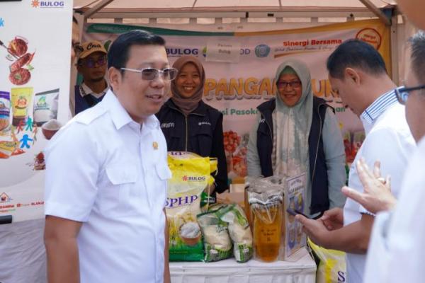 Kepala NFA saat meninjau pelaksanaan GPM pada Apel Siaga Pengamanan Pasokan dan Harga Pangan secara nasional di Kompleks Gudang Bulog Kelapa Gading, Jakarta (1/3/2024).(Foto:NFA) 