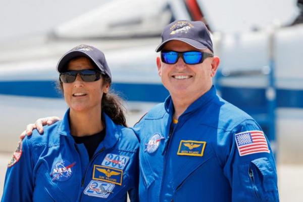 Astronot NASA Butch Wilmore dan Suni Williams berpose menjelang peluncuran Uji Penerbangan Kru Starliner-1 Boeing, di Cape Canaveral, Florida, AS, 25 April 2024. REUTERS 