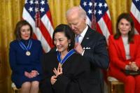 Presiden Joe Biden dan Michelle Yeoh. (FOTO: ANDREW CAALLERO-REYNOLDS/AFP VIA GETTY)