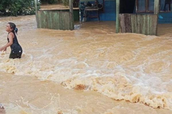 Kondisi Banjir di Kota Subulussalam, Provinsi Aceh sejak Sabtu (4/5) dini hari. (Foto: Ist) 