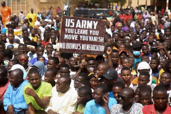 Warga Nigeria berkumpul di jalan untuk memprotes kehadiran militer AS, di Niamey, Niger 13 April 2024. REUTERS 