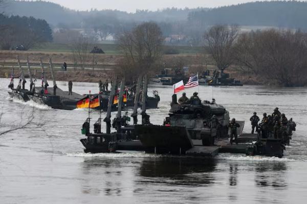 Tentara Jerman mengangkut tentara AS dengan kendaraan tempur infanteri M2 Bradley saat mereka menyeberangi Sungai Vistula di Korzeniewo, Polandia, 4 Maret 2024. REUTERS 