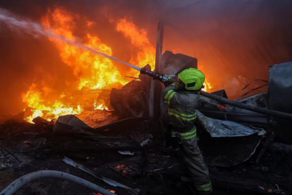 Seorang petugas pemadam kebakaran bekerja di lokasi serangan rudal Rusia, di Kharkiv, Ukraina 4 Mei 2024. REUTERS 
