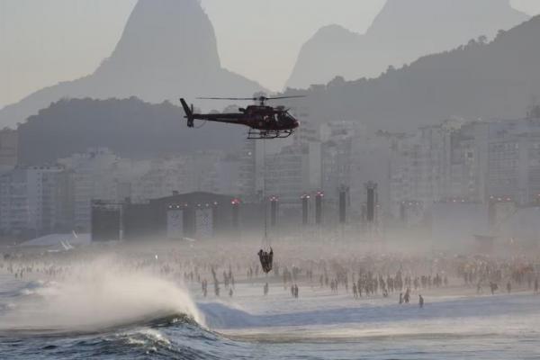 Sebuah helikopter mengangkut penjaga pantai dan orang yang diselamatkan di pantai Copacabana dekat panggung tempat Madonna akan mengadakan konser, di Rio de Janeiro, Brasil 4 Mei 2024. REUTERS 