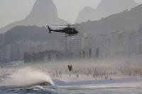 Sebuah helikopter mengangkut penjaga pantai dan orang yang diselamatkan di pantai Copacabana dekat panggung tempat Madonna akan mengadakan konser, di Rio de Janeiro, Brasil 4 Mei 2024. REUTERS